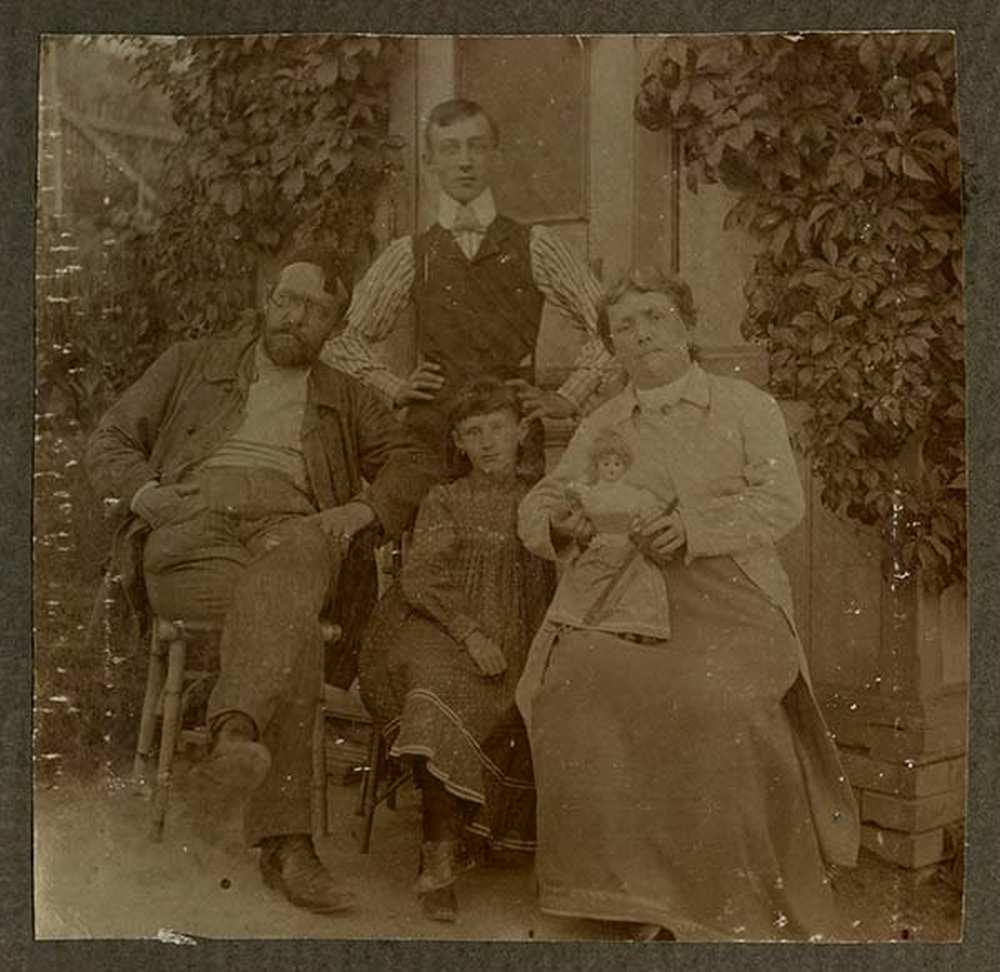 A Schoch család csoportképe a Gellért-hegyi nyaralónál, az ominózus kisház  előtt. Budapest, 1905 k. – Történeti Fénykép- és Videótár, FTA 03177