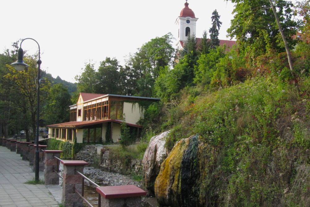 A mai Szklenó. A kép forrása: Wikipédia https://hu.wikipedia.org/wiki/Szklen%C3%B3f%C3%BCrd%C5%91#/media/F%C3%A1jl:Skleneteplice_jaskyna_church_20111.jpg