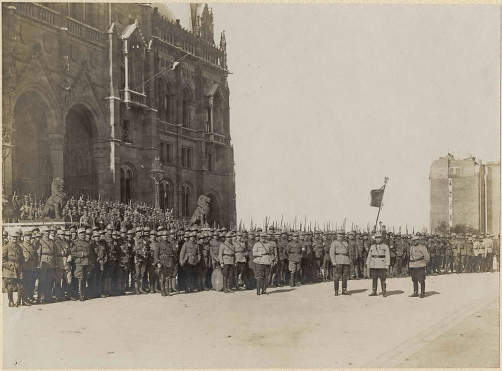 A 27. gyalogos ezred a Parlament előtt – Történeti Fénykép- és Videótár. Jelzet: FVD 54