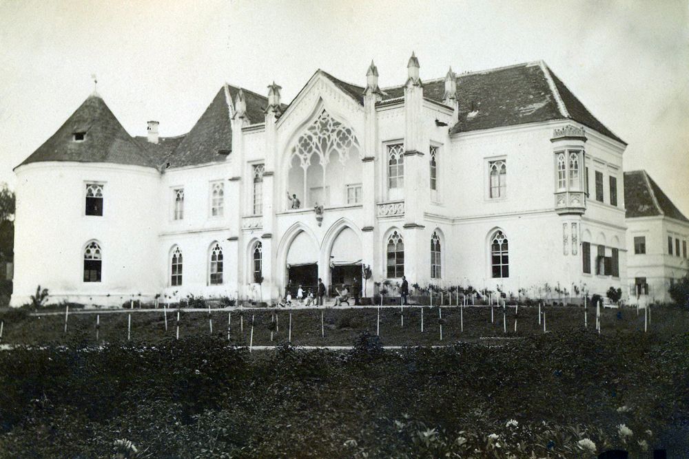 A bonchidai kastély főhomlokzata az 1890-es években. A kép forrása: Wikipédia https://hu.wikipedia.org/wiki/B%C3%A1nffy-kast%C3%A9ly_%28Bonchida%29#/media/F%C3%A1jl:Bontida_Castle_in_1890-2.jpg