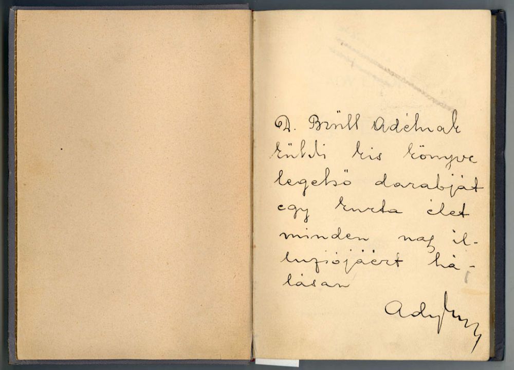 Ady Endre: Új versek, Budapest, Pallas, 1906. Az első kiadás autográf ajánlása Brüll Adélnak. Jelzet: Oct. Hung, 1605. – Kézirattár. A kép forrása: Nyugat 100 tartalomszolgáltatás https://nyugat.oszk.hu/html/galeriak/keziratok_album/pages/images2/ady_uj_versek_ajanlas001.jpg