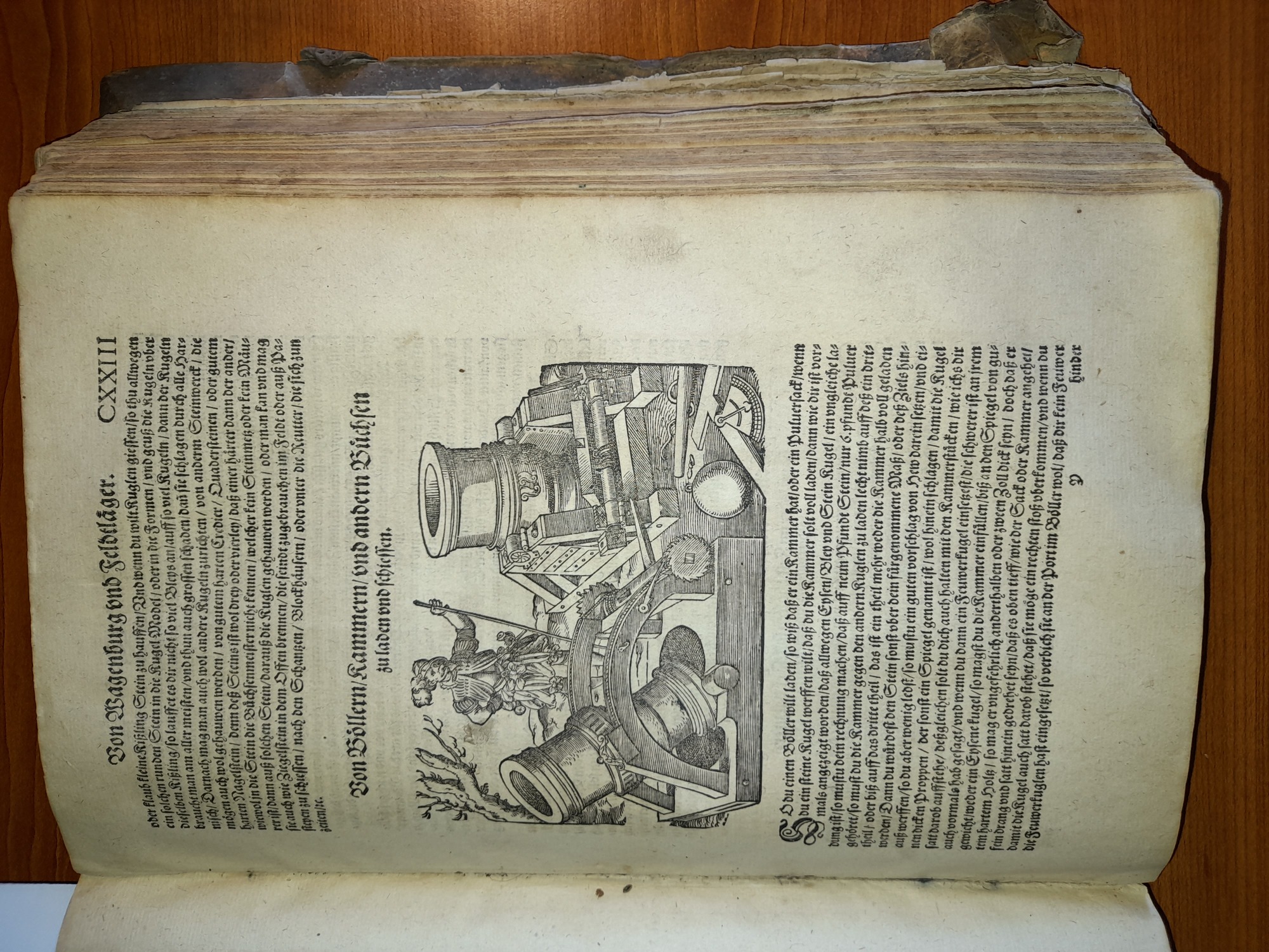Mozsárágyú irányzása és töltése&lt;br /&gt;&lt;br /&gt;Leonhard Fronsperger: Kriegsbuch, Frankfurt am Main, Sigmund Feyerabends Erben, 1596. MNMKK OSZK RNYT Ant. 1036