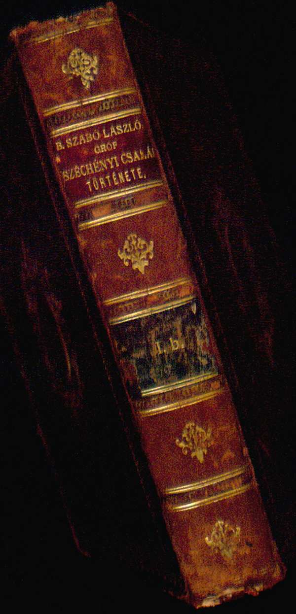 Bártfai Szabó László: A sárvár-felsővidéki gróf Széchényi-család története (Budapest, [Stephaneum Ny.], 1911–1926) című munkájának kötetei gróf Széchényi Viktor (1871–1945) számára készült aranyozott bőrkötésben, a tulajdonos bejegyzéseivel, 20. sz. első fele. – A Széchényi-család történetének újabb dokumentumai a Kézirattár gyűjteményében című, az Országos Széchényi Könyvtár alapításának 200. jubileumára 2002-ben készült kiállítás virtuális változata