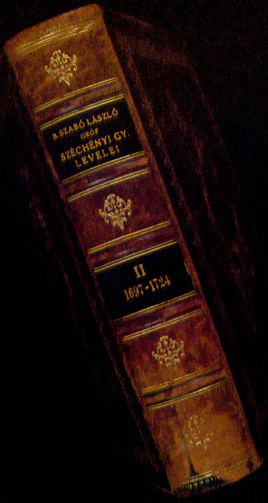 Bártfai Szabó László: A sárvár-felsővidéki gróf Széchényi-család története (Budapest, [Stephaneum Ny.], 1911–1926) című munkájának kötetei gróf Széchényi Viktor (1871–1945) számára készült aranyozott bőrkötésben, a tulajdonos bejegyzéseivel, 20. sz. első fele. – A Széchényi-család történetének újabb dokumentumai a Kézirattár gyűjteményében című, az Országos Széchényi Könyvtár alapításának 200. jubileumára 2002-ben készült kiállítás virtuális változata