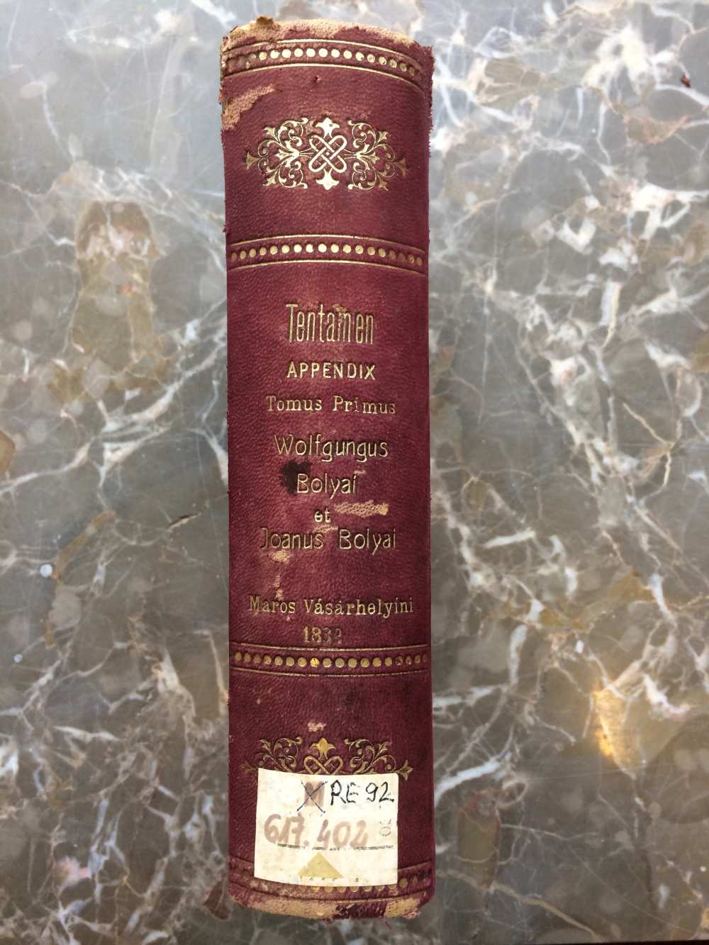 [Bolyai Farkas] Tentamen juventutem studiosam in elementa matheseos purae, elementaris ac sublimioris... introducendi. Appendix scientiam spatii absolute veram exhibens: a veritate aut falsitate axiomatis XI. Euclidei... independentem... / Johannes Bolyai, Maros Vásárhelyini, Typ. Coll., 1832. A kötet gerince – Törzsgyűjtemény https://nektar.oszk.hu/hu/manifestation/3191803