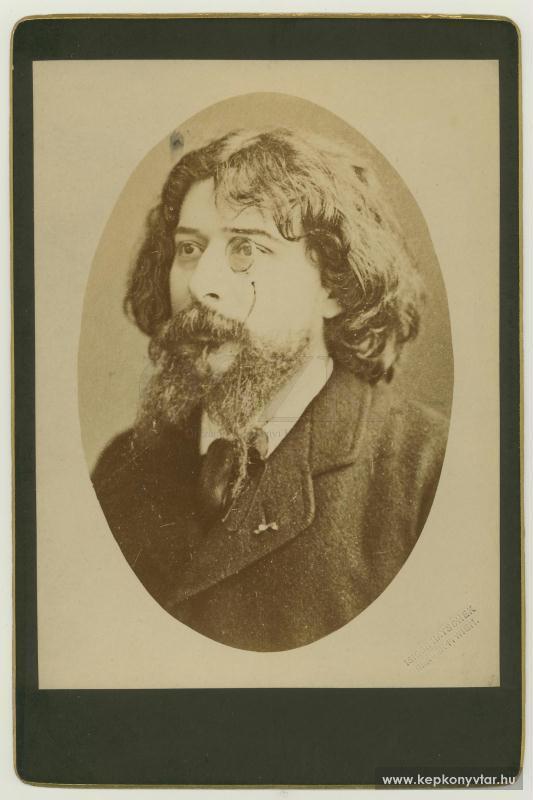 Alphonse Daudet (1840–1897). Hatschek Isidor felvétele. Jelzet: Arckép 1246/1 – Kézirattár. https://nektar.oszk.hu/hu/manifestation/2789014 A kép forrása: Magyar Digitális Képkönyvtár https://kepkonyvtar.hu/jetspeed/portal/browser.psml?docID=88946