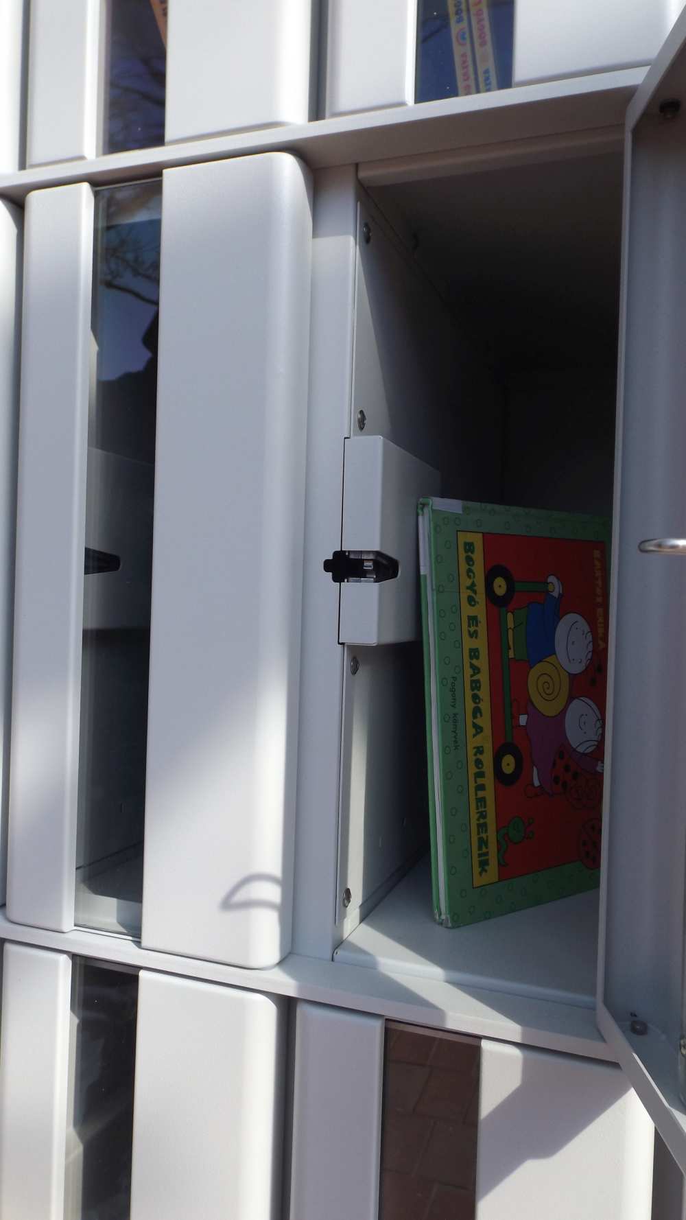 A Méliusz Juhász Péter Könyvtár új szolgáltatása a koronavírus-járvány idején: a Központi Könyvtár bejáratánál már egy automata (locker) segítségével is lehet könyvet, illetve egyéb dokumentumokat kölcsönözni és visszaadni. 