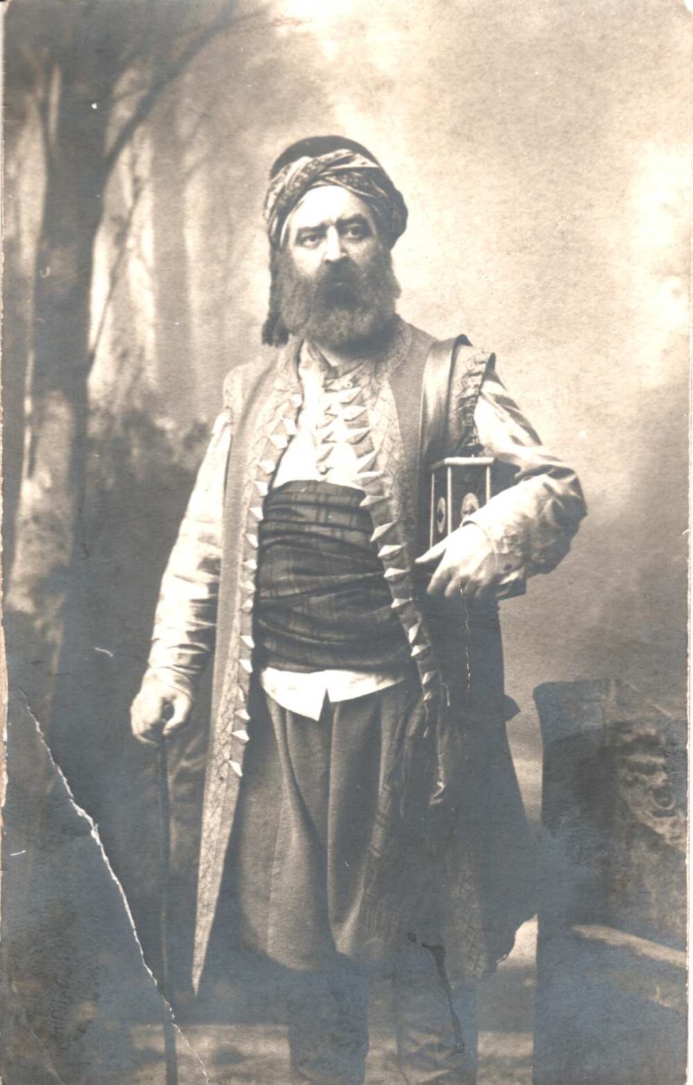 Egressi Ákos (1830–1914) Jókai Az arany ember című színművében mint Ali Csorbadzsi – Magángyűjtemény