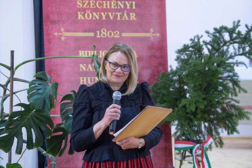 Fehér Ilona, csíkpálfalvi Márton Ferenc Általános Iskola igazgatónője köszöntő beszéde. Fotó: Simon Erika, Fehérvári Médiacentrum