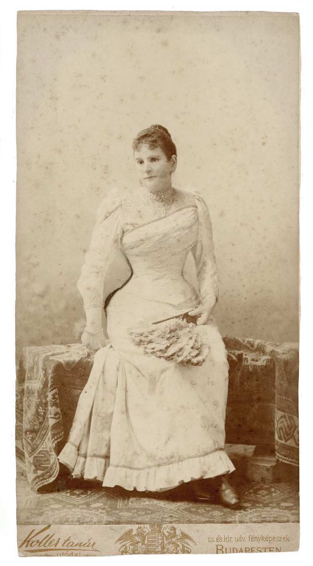 Koller Károly utódai: Fehér ruhás nő egész alakos portréja, 1892. Jelzet: FTB 62 – Történeti Fénykép- és Videótár
