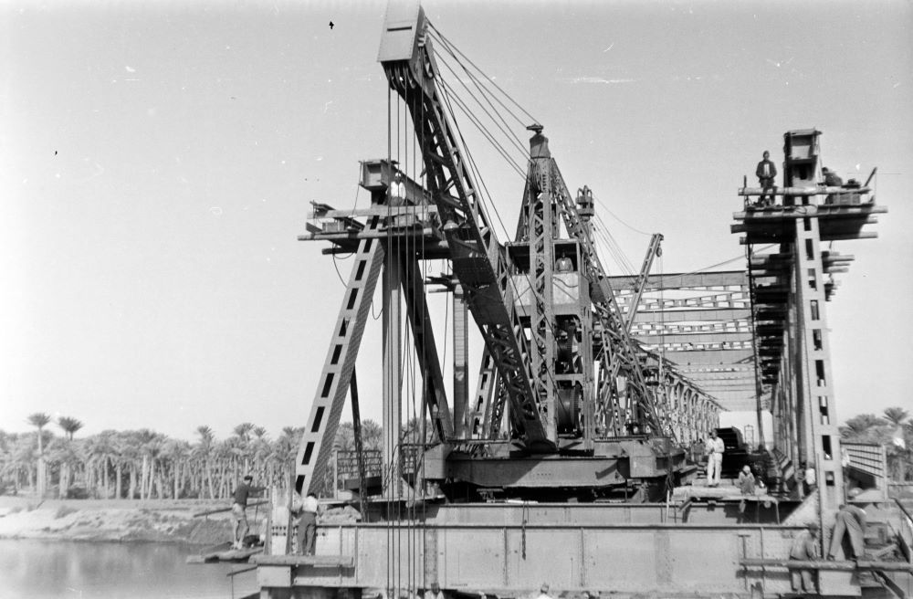 A Nílus feletti helwani Al Marazeek híd építése. 1958. Egyiptom. A kép forrása: Fortepan / Bujdosó Géza (Képszám 255629) https://fortepan.hu/hu/photos/?id=255629