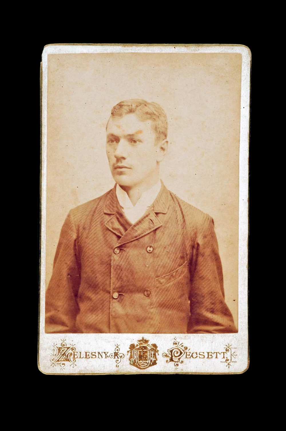 Fiatal férfi mellképe. Pécs, 1870 és 1913 között – Történeti Fénykép- és Videótár. Jelzet: FTA 481