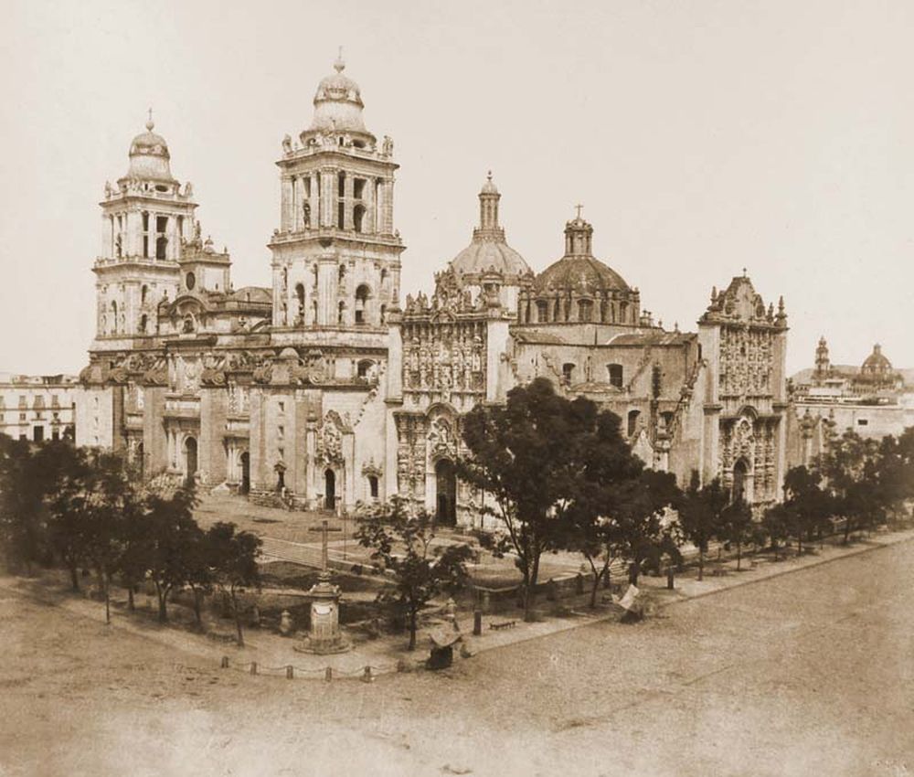 A székesegyház látképe Mexikóban a szemközti Nemzeti Palotából felvéve. Jelzet: FTD 133 – Történeti Fénykép- és Videótár 