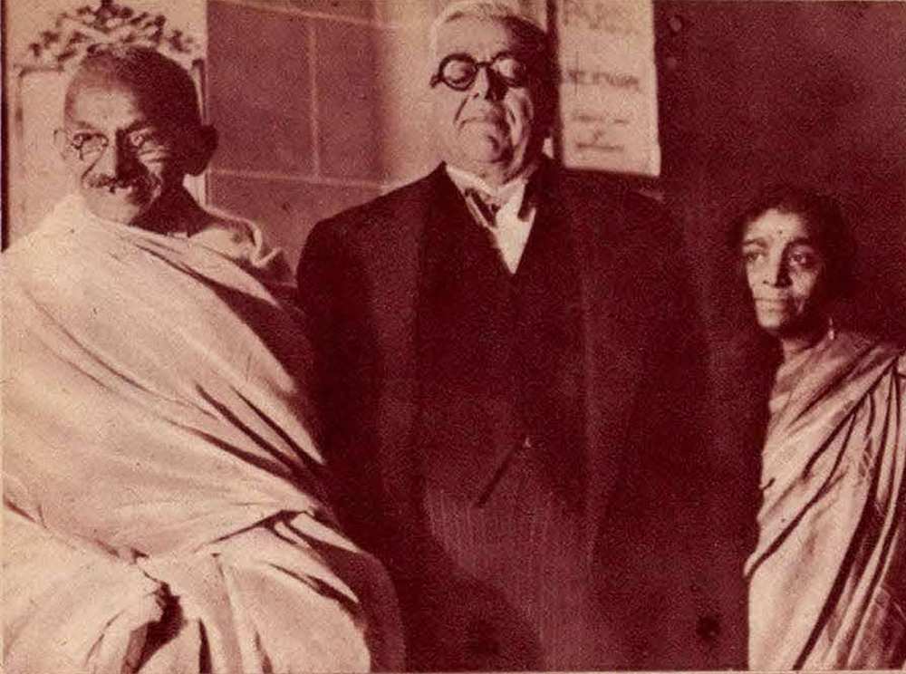 Gándhi Londonban találkozik Aga Kánnal, az ázsiai mohamedán fejedelemmel, mellettük áll Gandhi kísérője Sarojiní Naidu asszony. In: Pesti Napló Képes melléklete, 1931. október 11., 9.