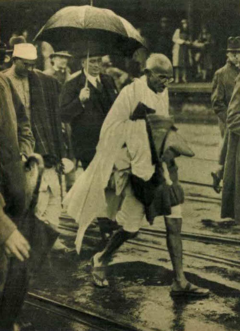 Gándhi Londonban a kerekasztal-konferencián. A Mahatma zuhogó esőben, födetlen fővel és lenge vászonöltözetben száll be Folkestone-ban a londoni vonatba. In: Képes Pesti Hírlap, 1931. szeptember 16., 2. – Törzsgyűjtemény https://nektar.oszk.hu/hu/manifestation/1018755