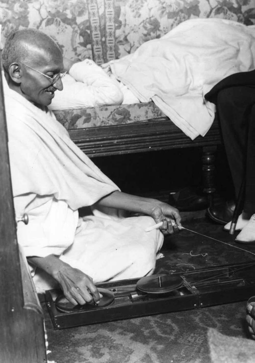 Gándhi egy gőzhajó fedélzetén sző 1931. szeptember 11/12-én londoni látogatása idején. A kép forrása: Mohandas K. Gandhi. In: Wikipédia (angol nyelvű kiadás) https://commons.wikimedia.org/wiki/Mohandas_K._Gandhi#/media/File:Gandhi_on_board_a_cross_channel_steamer_for_a_visit_to_London.jpg