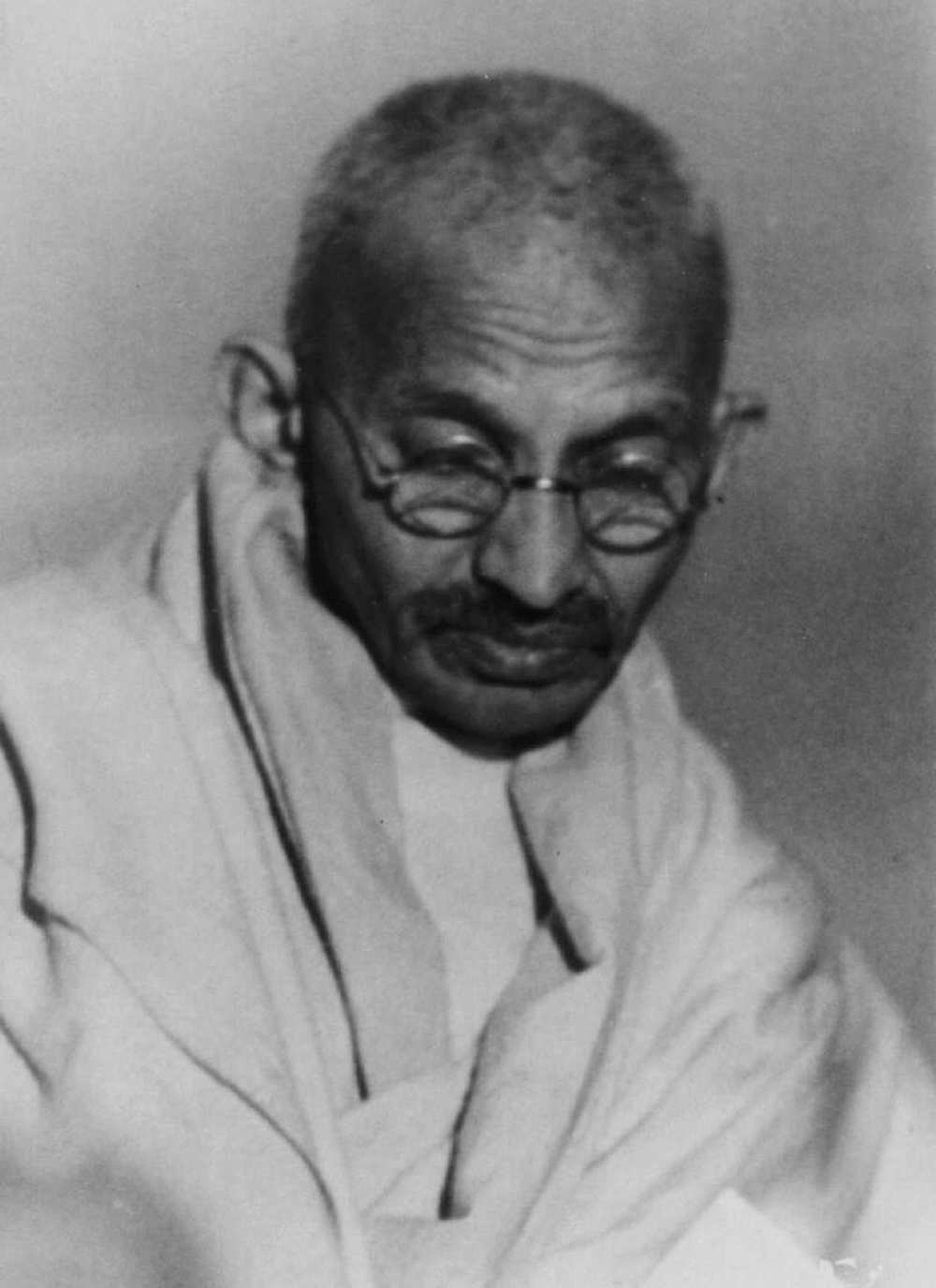 Gándhi az 1920-as évek végén. A kép forrása: Wikipédia (angol nyelvű kiadás) https://commons.wikimedia.org/wiki/Mohandas_K._Gandhi#/media/File:Gandhi.jpg