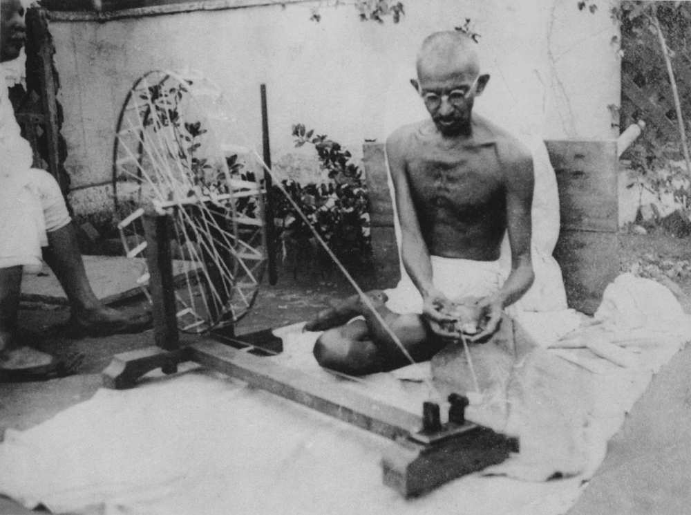 Gándhi az 1920-as évek végén. A kép forrása: Wikipédia (angol nyelvű kiadás) https://commons.wikimedia.org/wiki/Mohandas_K._Gandhi#/media/File:Gandhi_spinning.jpg
