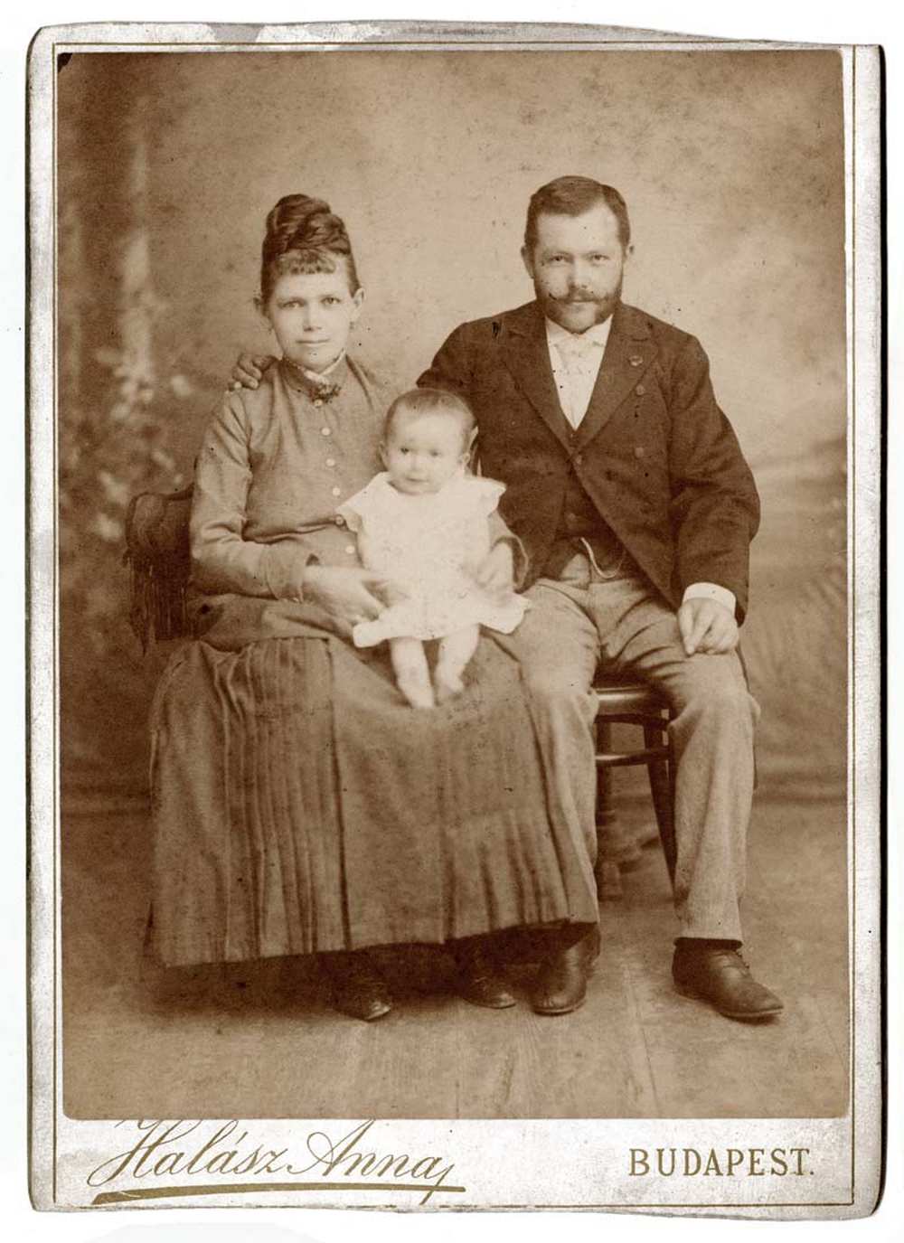 Halász Anna: Háromtagú család műtermi képe, 1880. – Történeti Fénykép- és Videótár. Jelzet: FTB 00041.