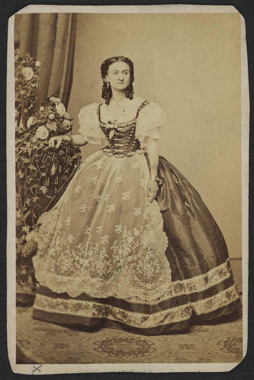 Hollósy Kornélia az 1860-as évek elején. Mayer György pesti fényképész műtermi felvétele ‒ Színháztörténeti és Zeneműtár