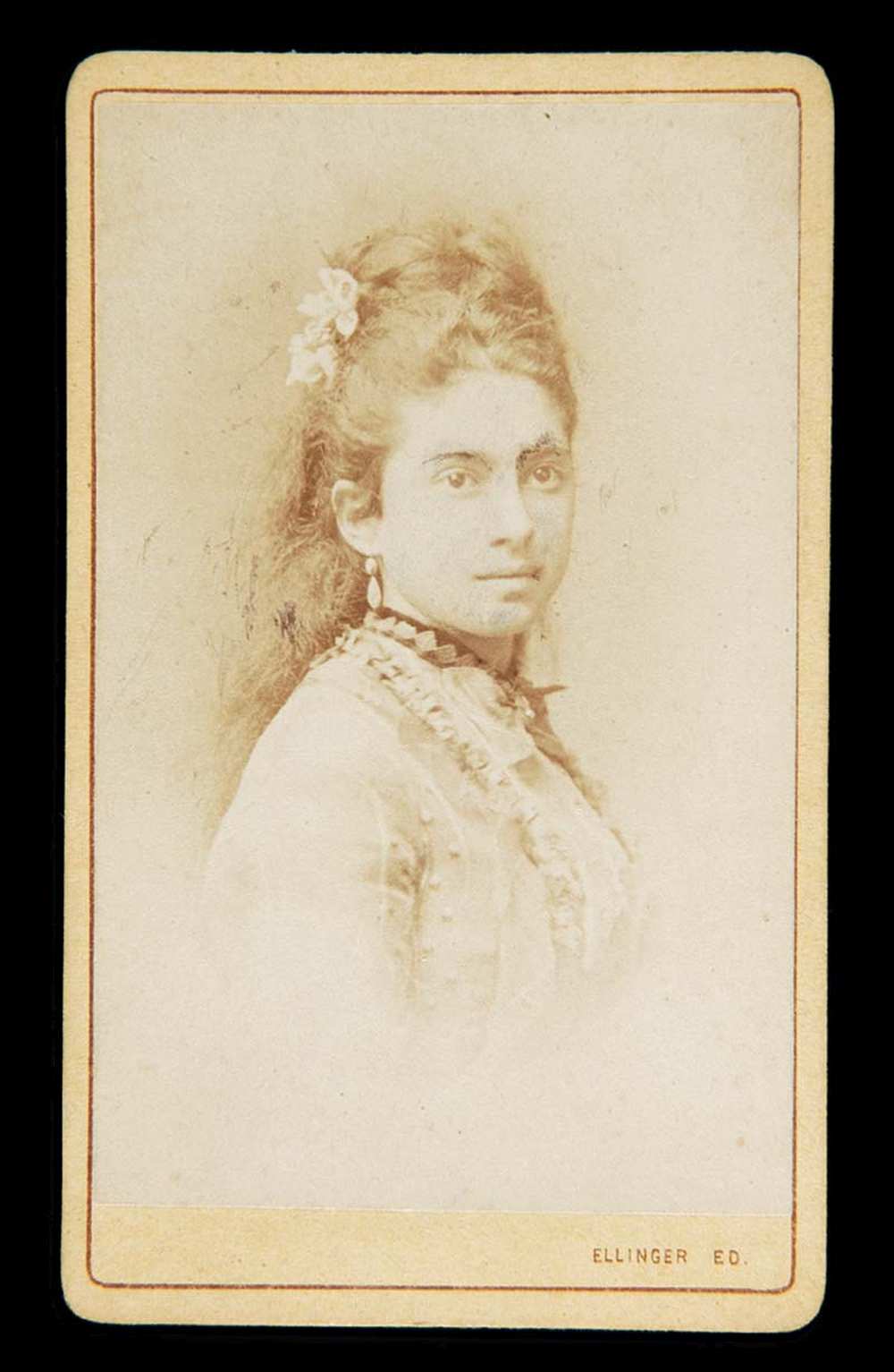 Fiatal nő portréja. Jelzet: FTA 183 (1870–1873) – Történeti Fénykép- és Videótár