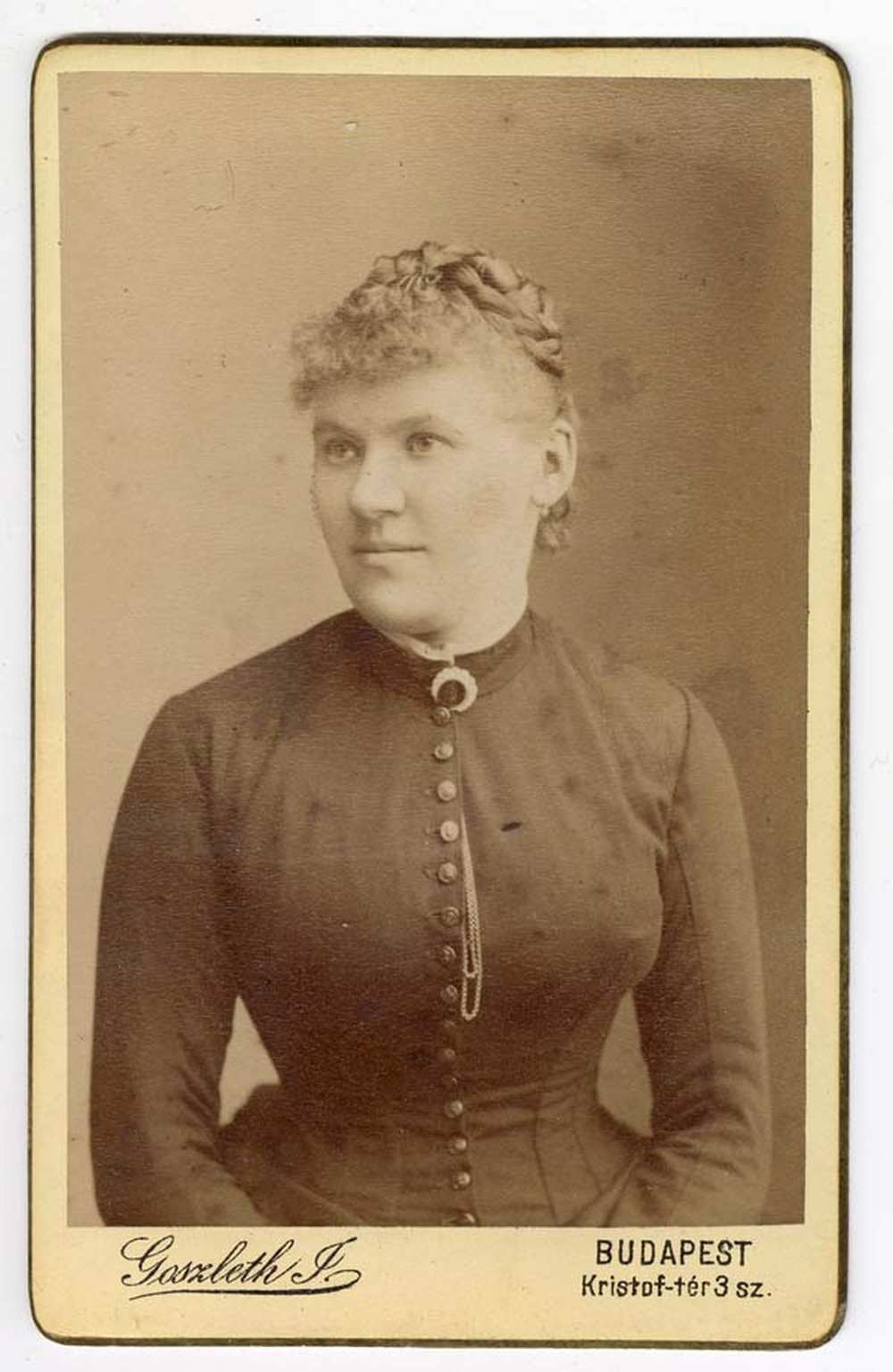 Fiatalasszony félalakos képe, 1880–1906. Jelzet: FTA 01871 – Történeti Fénykép- és Videótár