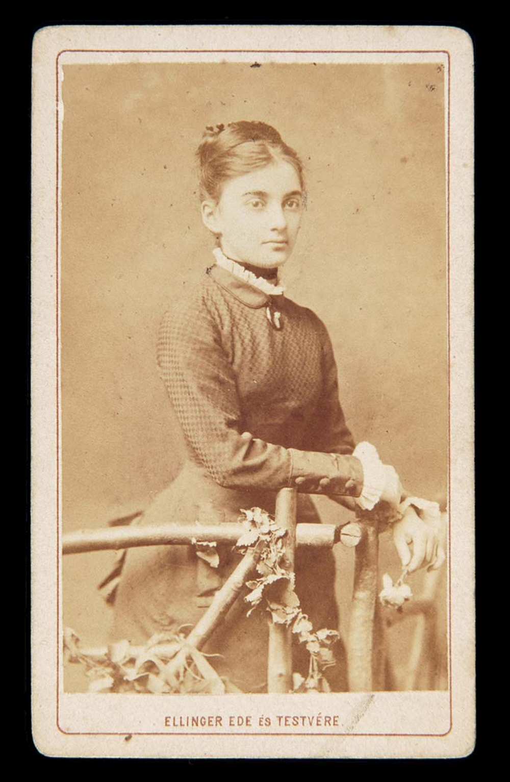 Ellinger Ede és testvére: Fiatal nő háromnegyed-alakos műtermi állóképe. Jelzet FTA 189. – Történeti Fénykép- és Videótár