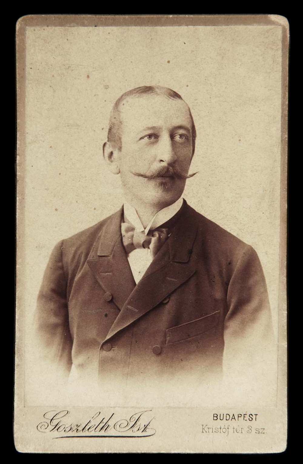 Bajuszos férfi műtermi portréja, 1880-1906. Jelzet: FTA 00225 – Történeti Fénykép- és Videótár