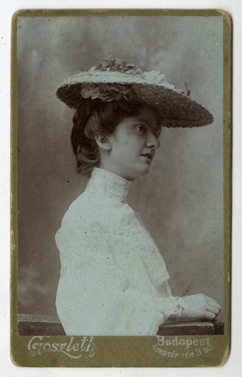 Szalmakalapos fiatal nő portréja, 1901–1906. Jelzet: FTA 00822 – Történeti Fénykép- és Videótár