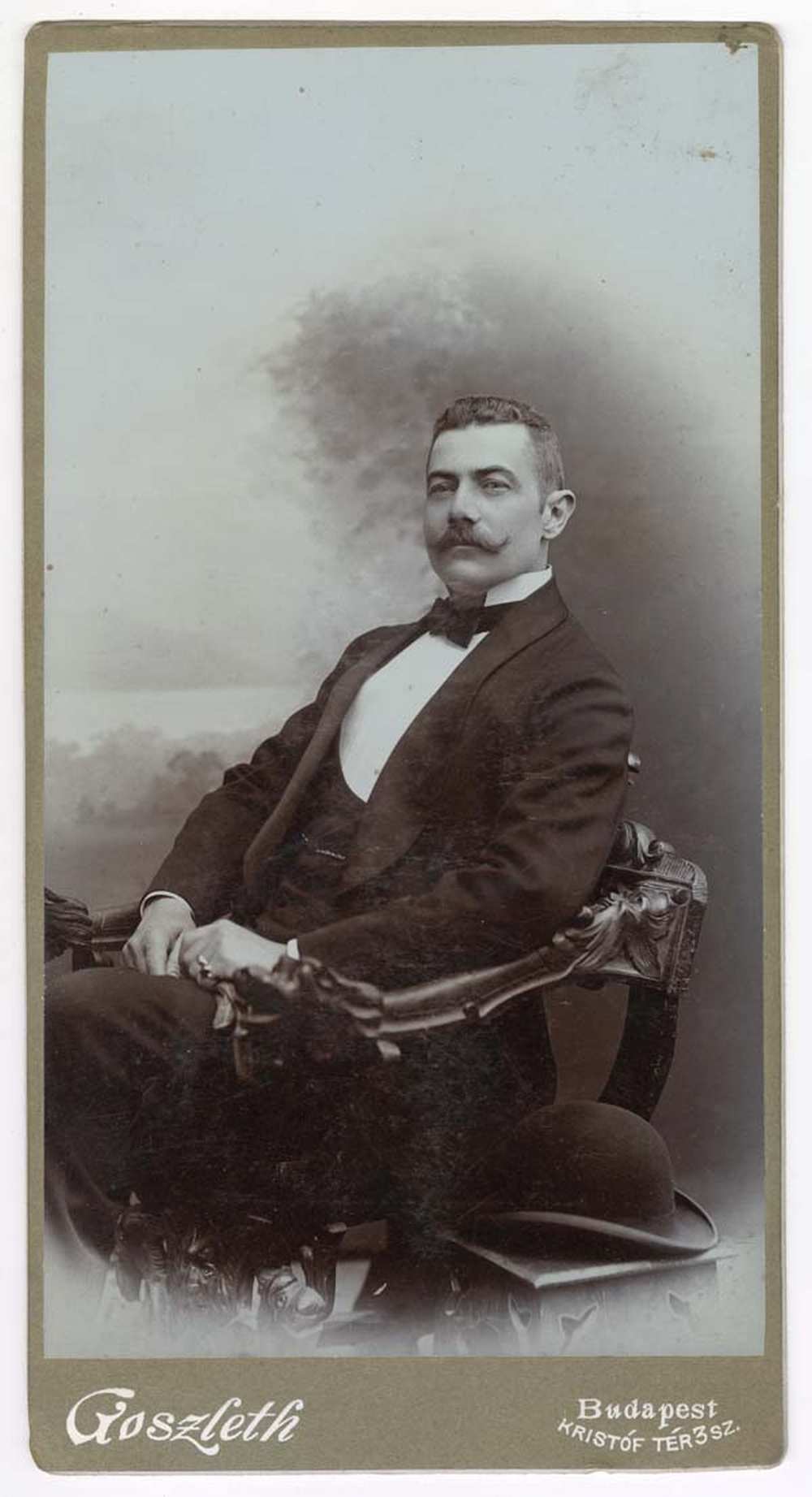 Középkorú férfi ülő képmása, 1880–1906. Jelzet: FTB 00530 – Történeti Fénykép- és Videótár