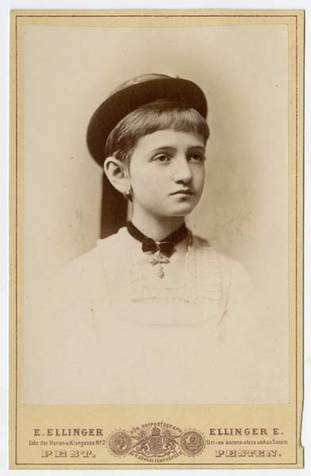 Ellinger Ede: Kalapos kislány portré, (1873 előtt). Jelzet: FTB 620. A kép a Révay-féle családi portréalbumból (FAlbum 1217) származik.  – Történeti Fénykép- és Videótár 