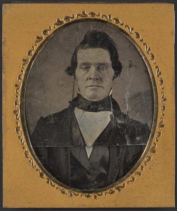Ismeretlen Ismeretlen férfi színezett mellképe. Amerikai Egyesült Államok, 1840–1860. Jelzet: FTA 4047 – Fényképtár. A kép forrása: Fotótér https://fototer.oszk.hu/torteneti-fenykepek/ismeretlen-ferfi-mellkepe-3/