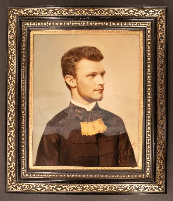 Fiatal férfi kromotip portréja. Ifj. Divald Károly (1858–1924). Jelzet: FTD 742 – Fényképtár. A kép forrása: Fotótér https://fototer.oszk.hu/torteneti-fenykepek/fiatal-ferfi-kromotip-portreja/