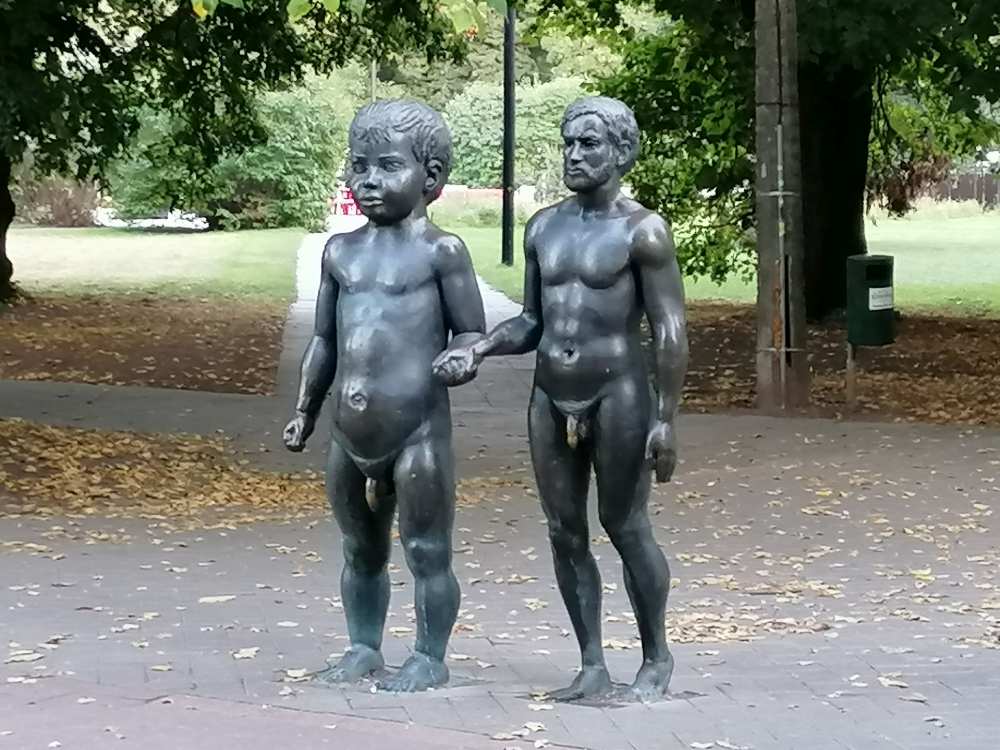 Ülo Õun észt szobrászművész Apa és fia című szobra Tartuban