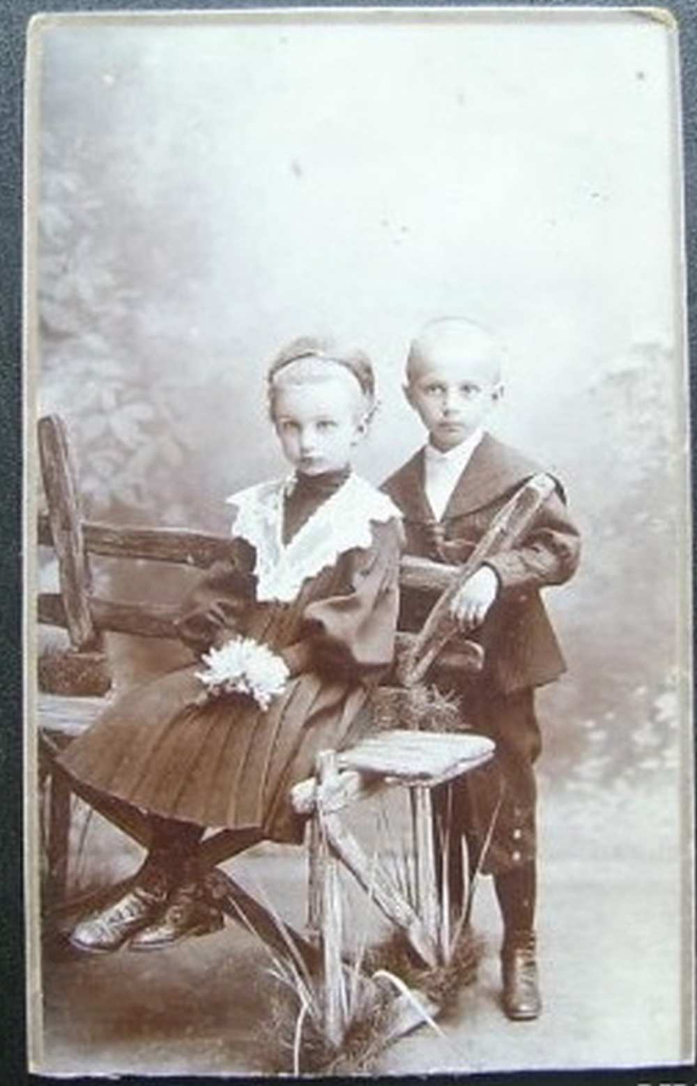 Két kisgyermek műtermi portréja (Karcsi 8 éves, Kata 6 éves), 1904, Budapest Csömöri út 28. – Magángyűjtemény