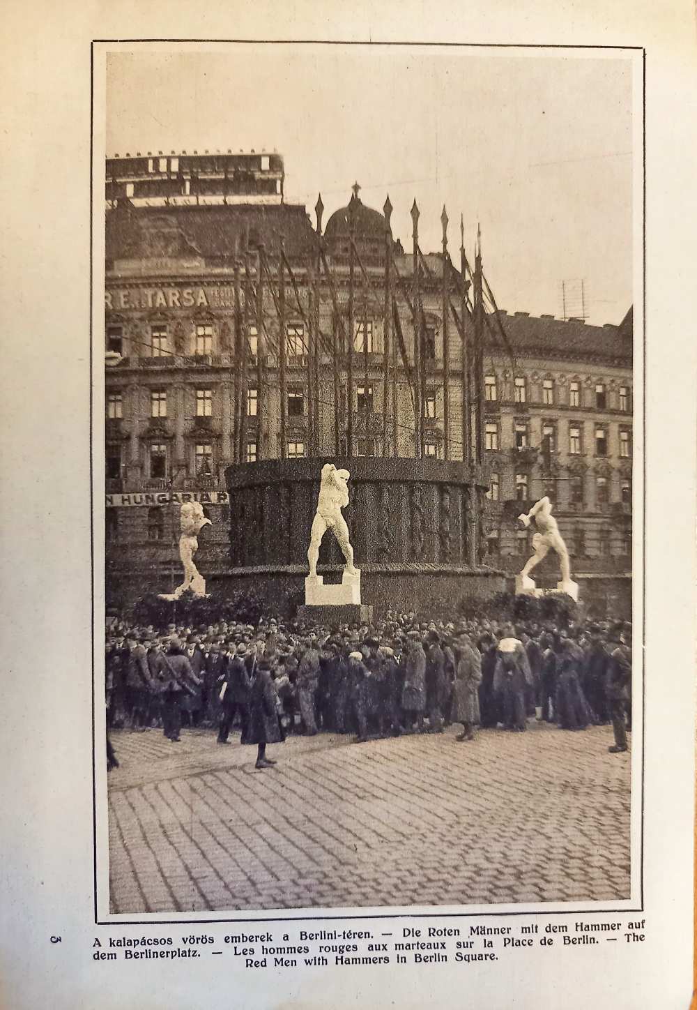 A kalapácsos vörös emberek a Berlini-téren. In: Weltner Jakab: 1919. A vörös május. Budapest, Közoktatásügyi Népbiztosság, 1919, 3. Jelzet: Kny.B 3.089 – Térkép-, Plakát- és Kisnyomtatványtár https://nektar.oszk.hu/hu/manifestation/3339289