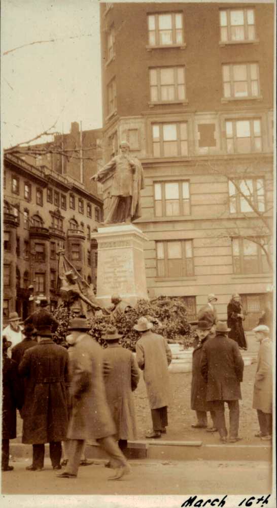 Kép Schüszler Lajos építészmérnök háromkötetes albumából, amely az amerikai magyar közösségek kezdeményezésére felállított New York-i Kossuth-szobor 1928-as avatását örökítette meg.