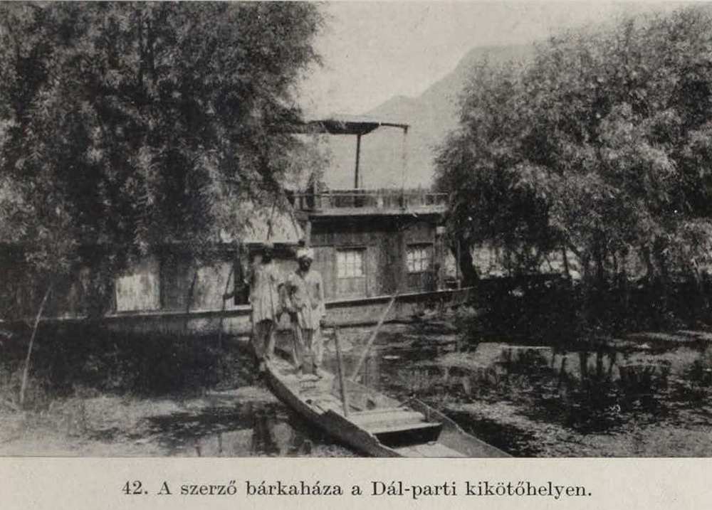 Baktay Ervin bárkaháza Srínagarban. In: Baktay Ervin: A boldog völgy országa: barangolások Kasmírban, Budapest, Franklin (A Magyar Földrajzi Társaság könyvtára), [1934], 52. – Törzsgyűjtemény https://nektar.oszk.hu/hu/manifestation/2866655