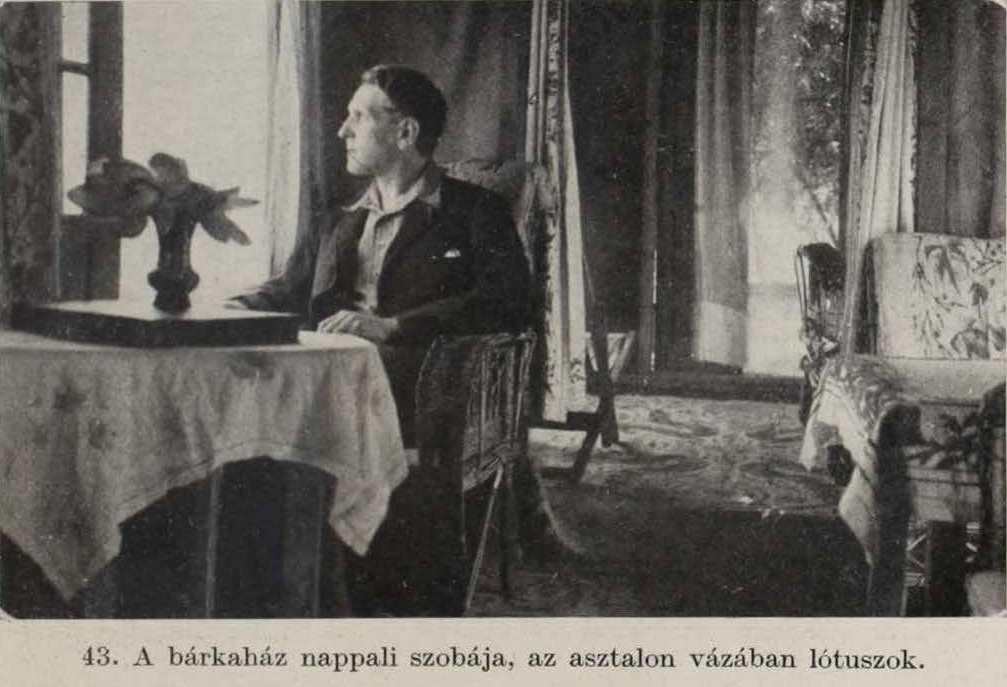 A bárkaház nappali szobája. In: Baktay Ervin: A boldog völgy országa: barangolások Kasmírban, Budapest, Franklin (A Magyar Földrajzi Társaság könyvtára), [1934], 133. – Törzsgyűjtemény https://nektar.oszk.hu/hu/manifestation/2866655