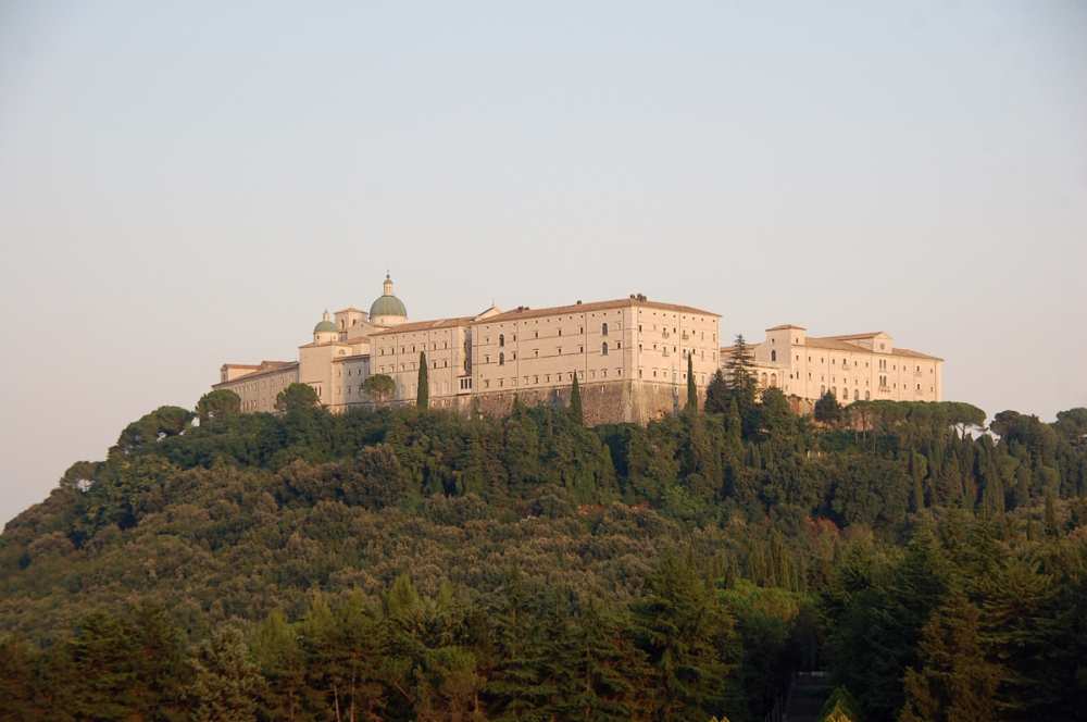 Monte Cassino újjáépítése után, napjainkban. A kép forrása: Wikipédia https://en.wikipedia.org/wiki/Monte_Cassino#/media/File:Monte_Cassino_Opactwo_1.JPG