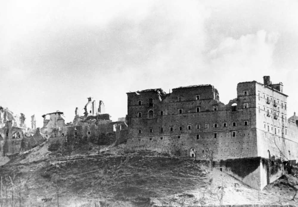 Monte Cassino az 1944-es bombázások után. A kép forrása: Wikipédia https://en.wikipedia.org/wiki/Monte_Cassino#/media/File:Bundesarchiv_Bild_146-2005-0004,_Italien,_Monte_Cassino.jpg