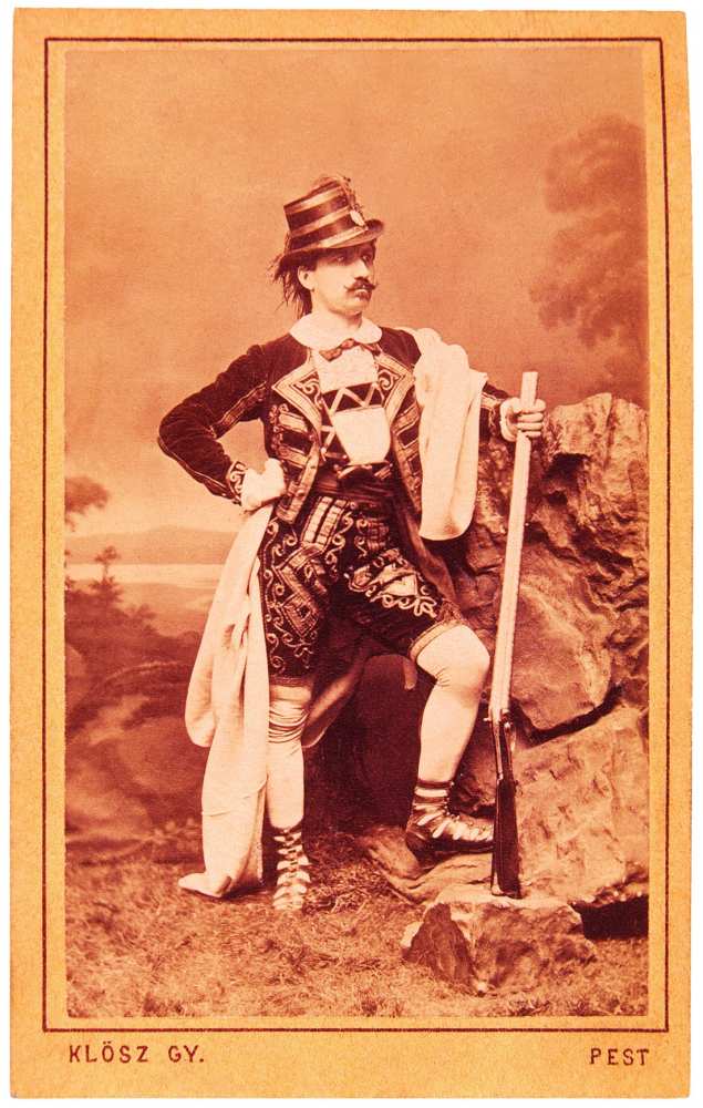 Pauli Richárd Max szerepében Carl Maria von Weber Bűvös vadász című operájában,1866 – Színháztörténeti Tár. Jelzet: KA 6187/5