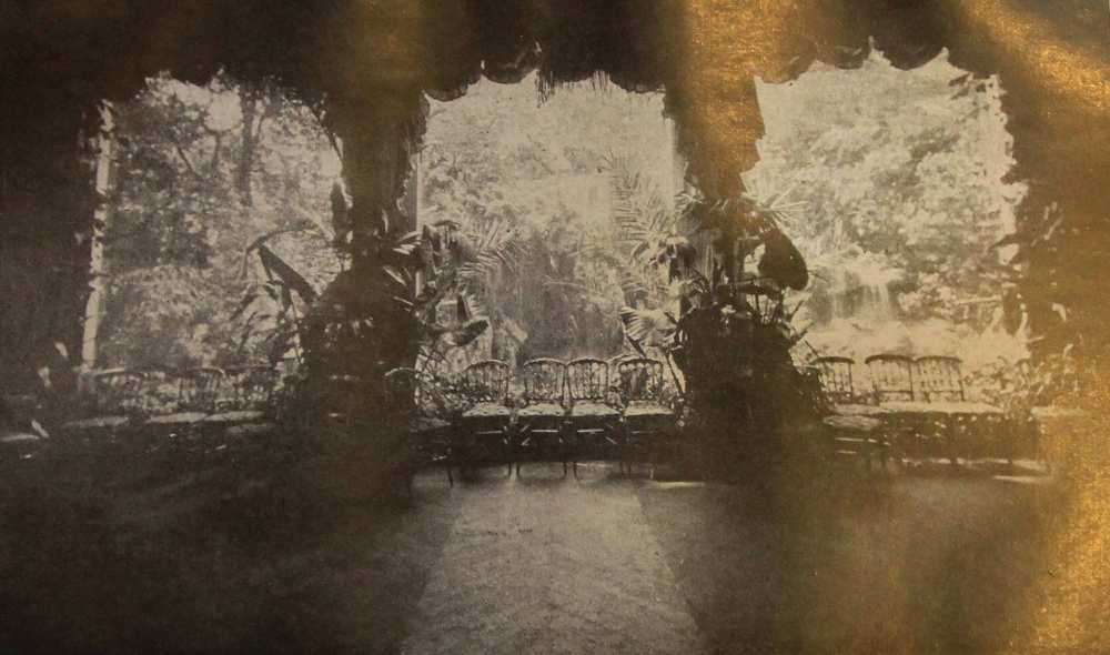 A nagykövetségi bálterem, 1867-ben készült fotó. In Princesse Pauline de Metternich-Sándor: Éclairs du passé (1859–1870), Amalthea-Verlag, Zurich-Leipzig-Wien, a 140. és 141. oldal között – Törzsgyűjtemény http://nektar.oszk.hu/hu/manifestation/3097356