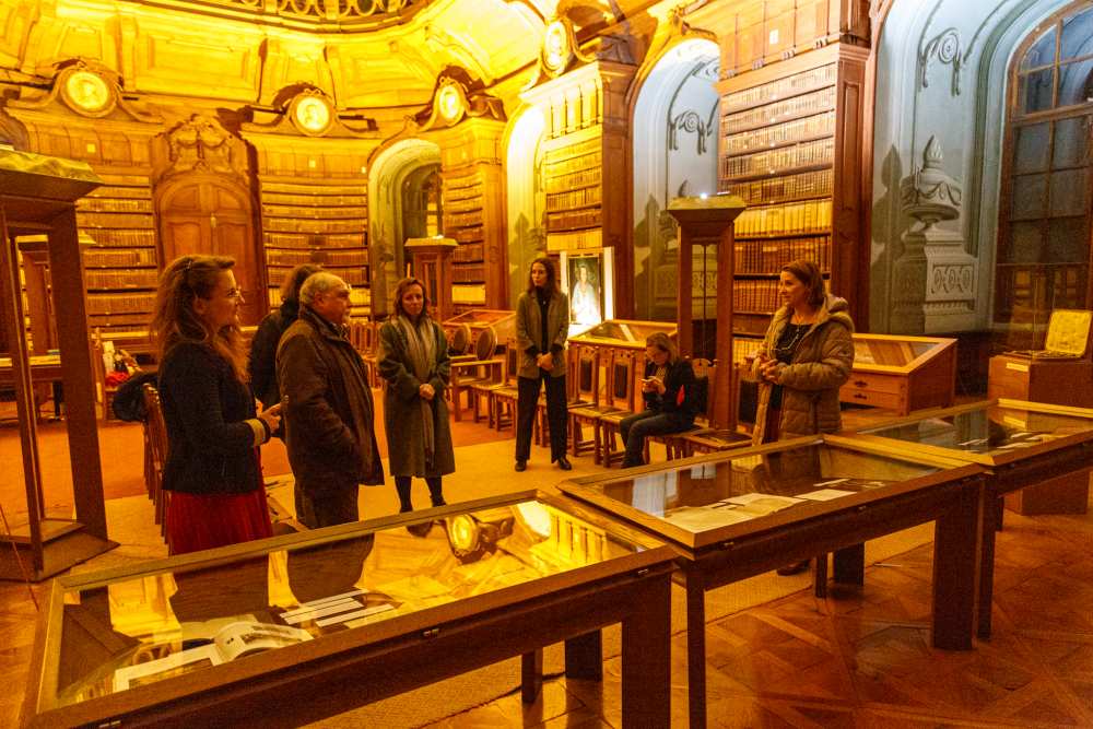 A Pyrker érsek életről szóló kiállítást Csorba Erzsébet történész, könyvtáros, kurátor mutatta be a Főegyházmegyei Könyvtárban. Fotó: Balogh Ferenc<br />