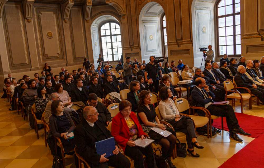 Az egri főegyházmegye által Pyrker érsekről 2022. december 1-jén megtartott emlékkonferenciájának előadói és közönsége Egerben, a Líceum kápolnájában. Fotó: Balogh Ferenc