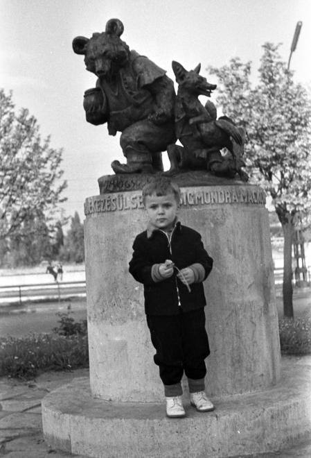 A szobor az eredeti helyén, a Germanus Gyula parkban (Margit-híd budai hídfő). A fortepan gyűjteményéből. (Készült: 1958, 1963) Fortepan 
