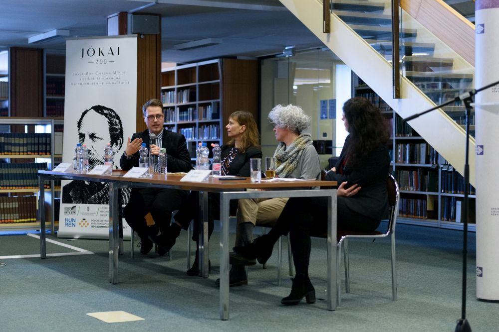 A Jókai200 konferencia X. szekciója: résztvevők (balról jobbra): Szentkereszti Máté (MNMKK OSZK), Parádi Andrea (PIM), Czékmány Anna (PIM), Rózsafalvi Zsuzsanna szekcióelnök (PIM). Fotó: Visky Ákos