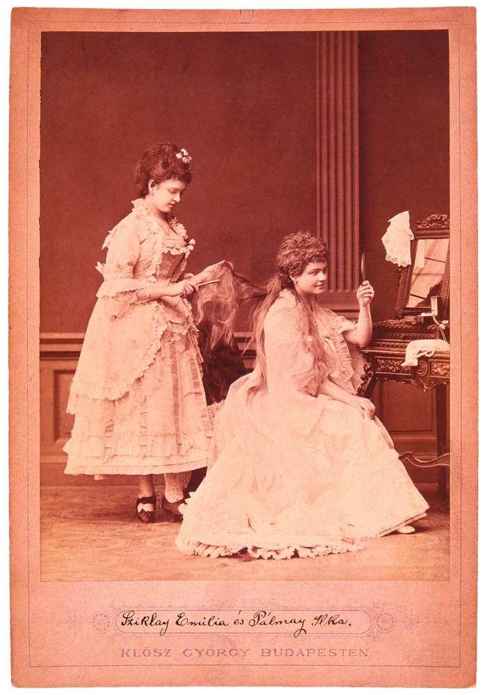 Sziklai Emília mint Avelin és Pálmay Ilka mint Marjolaine a Kisasszony a feleségemben, 1877 – Színháztörténeti Tár. Jelzet: KB 11.611/2