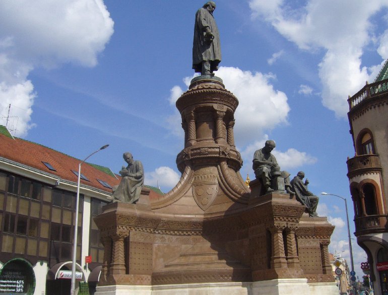 Zsolnai szobor Pécsett 