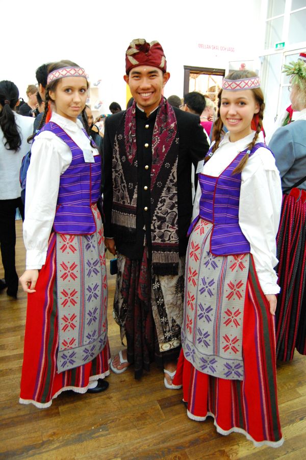 17 Litván lányok az Indonéz fiúval.jpg